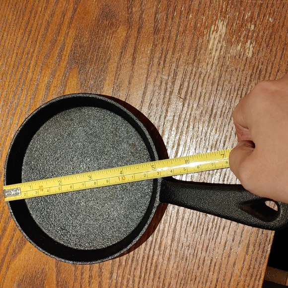 2 x Small Cast Iron Skillet - Picture 4 of 6